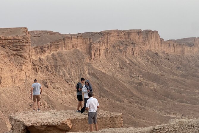 Edge of the World with 4x4 vehicles, sunset Dinner and stargazing - How the guides shape the day
