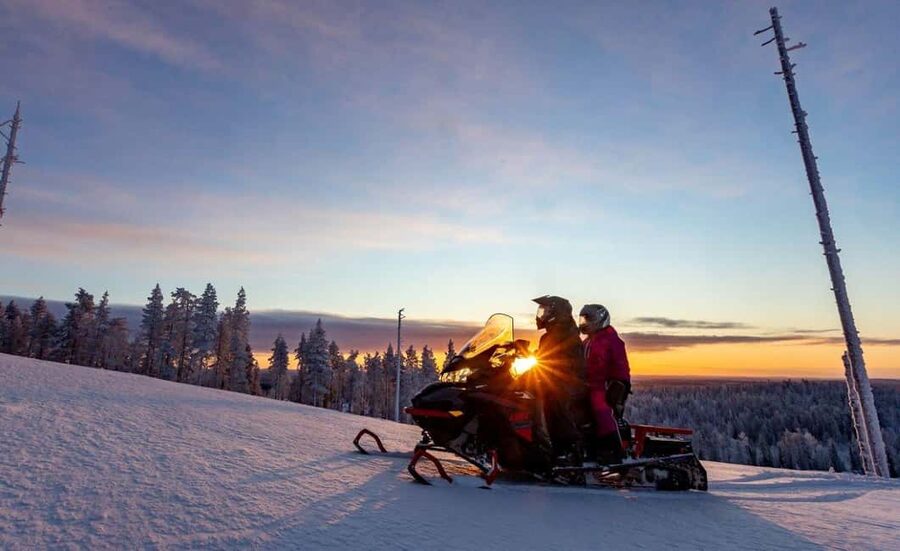 Levi: Twilight Snowmobile Safari & Stargazing Experience - One hour through snowy forest and open country