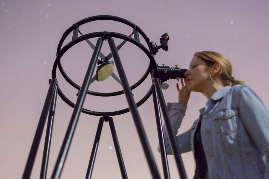 Madrid: Night sky observation with an expert astronomer - Small groups and repeated turns at the eyepiece