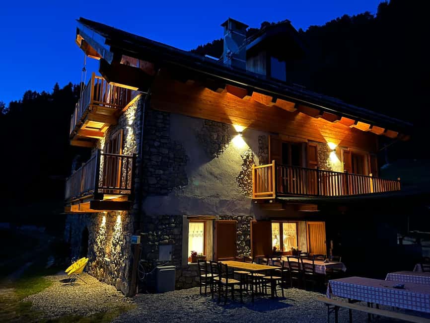 Milky Way: night snowshoe hike with a typical dinner in a mountain hut - Who will enjoy this most?