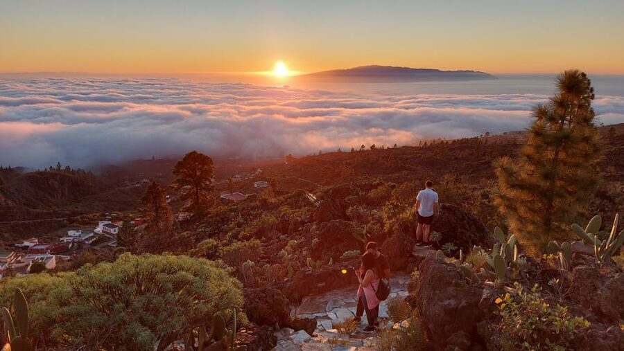 Tenerife: Teide National Park Sunset & Stargazing Tour - The guide can make or break the night