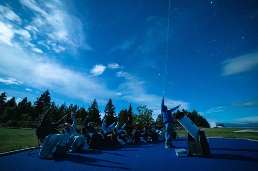 Twizel: Stargazing Tour with an Astronomer and Telescope - The first 35 minutes: reading the sky with a laser